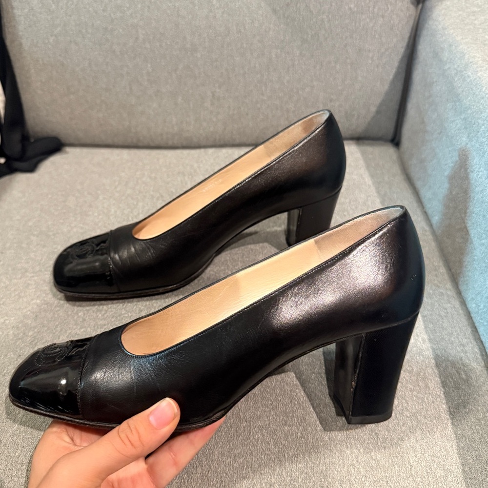 CHANEL Black Heels with CC Logo - Picture 4 of 7